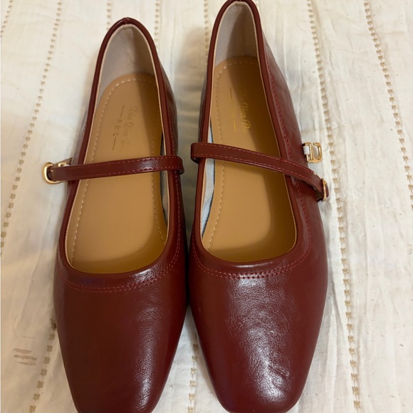 Elegant Burgundy Flats - Picture 2 of 9